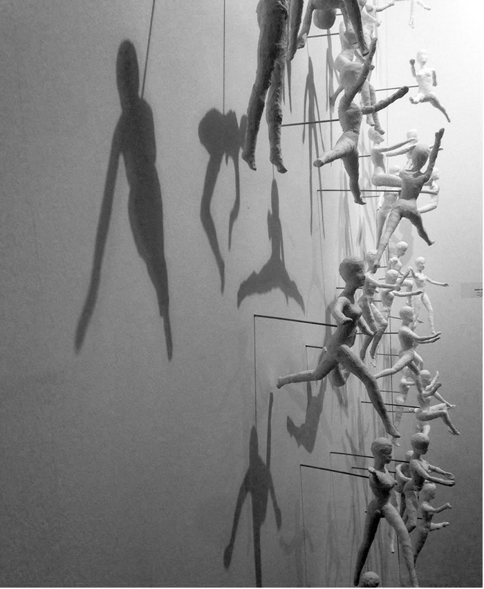Cuerpos imposibles muñecas enyesadas