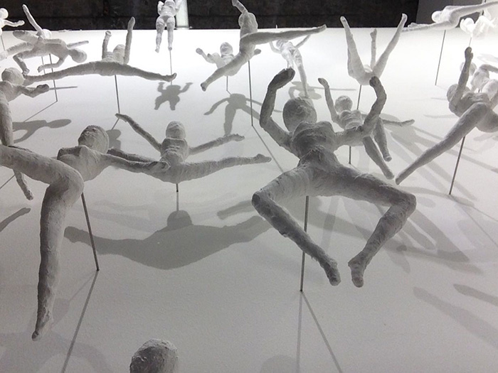Cuerpos imposibles muñecas enyesadas