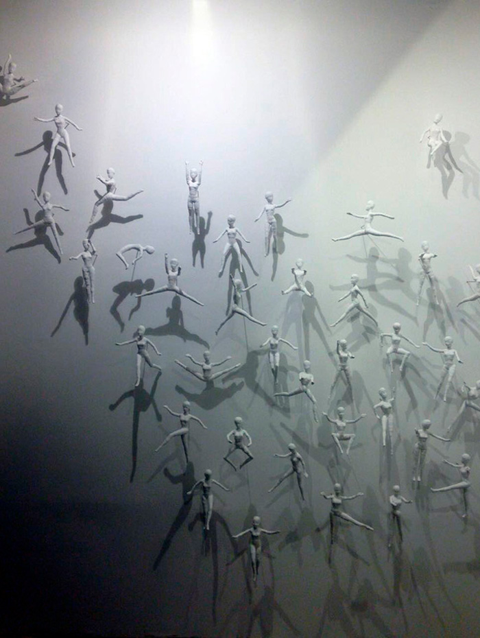 Cuerpos imposibles muñecas enyesadas