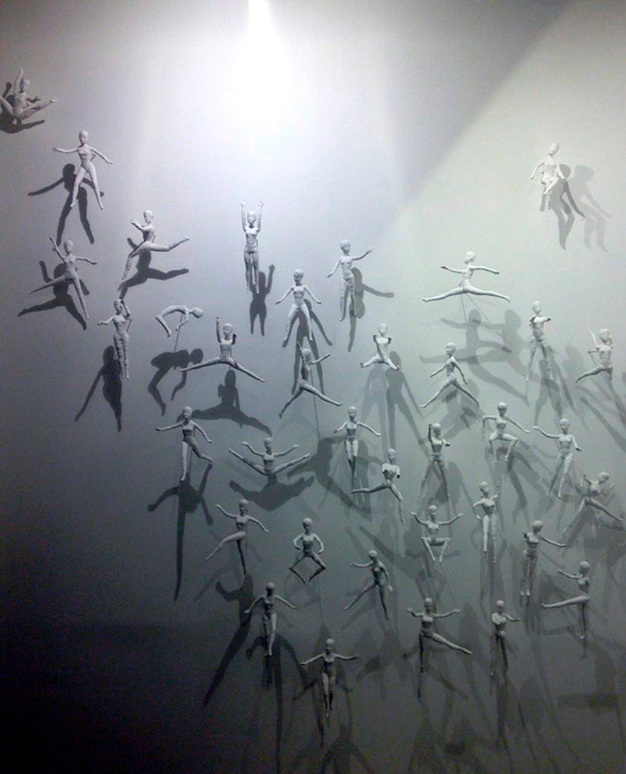 Cuerpos imposibles muñecas enyesadas