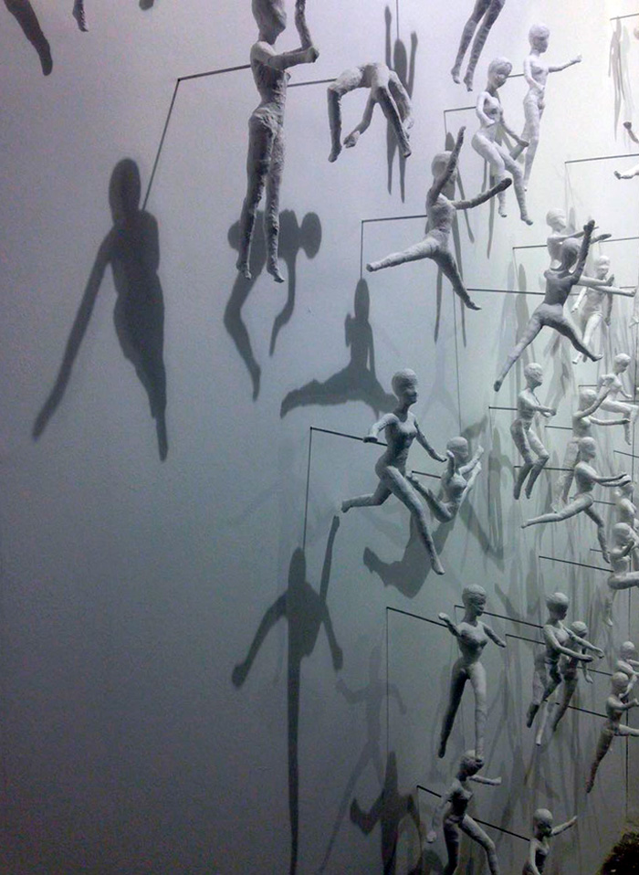 Cuerpos imposibles muñecas enyesadas